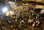 Folk stimler ved stedet for en af en serie eksplosioner i dag i den indiske hovedstad New Delhi. - Foto: AP 