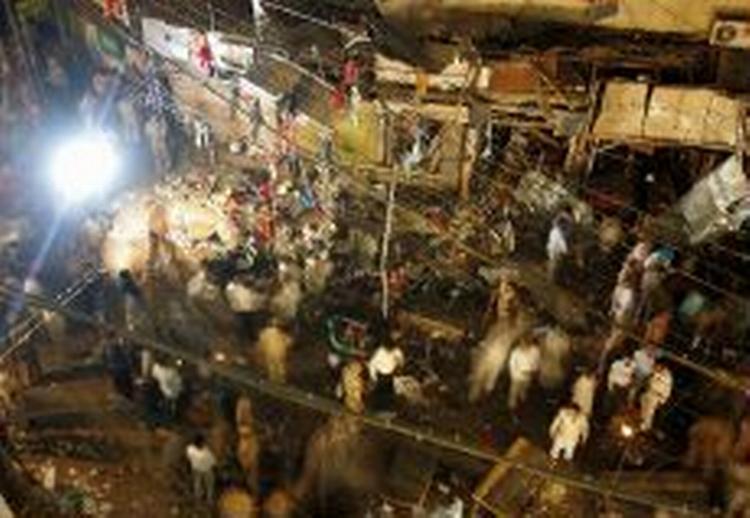 Folk stimler ved stedet for en af en serie eksplosioner i dag i den indiske hovedstad New Delhi. - Foto: AP 