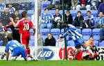 Wigans Chimbonda (th) scorer sejrsmålet mod Fulham. - Foto: AP 