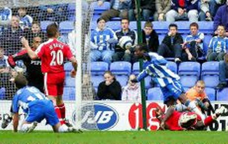 Wigans Chimbonda (th) scorer sejrsmålet mod Fulham. - Foto: AP 