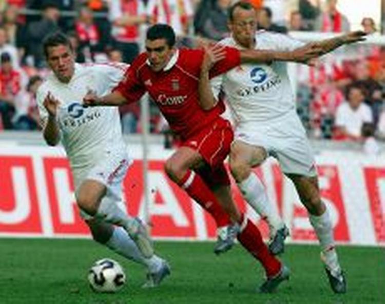 Bayerns brasilianske midterforsvarer Lucio udlignede FC Kölns føring. - Foto: AP 