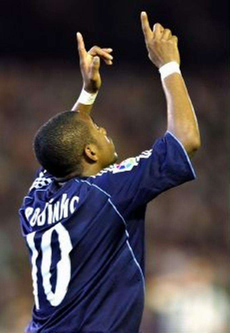 Robinho takker de højere magter efter sin flotte scoring til 1-0. - Foto: AP 