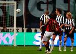 Den italienske landsholdsspiller Andrea Pirlo øger AC Milans føring til 3-0 kort inden pausen. - Foto: AP 