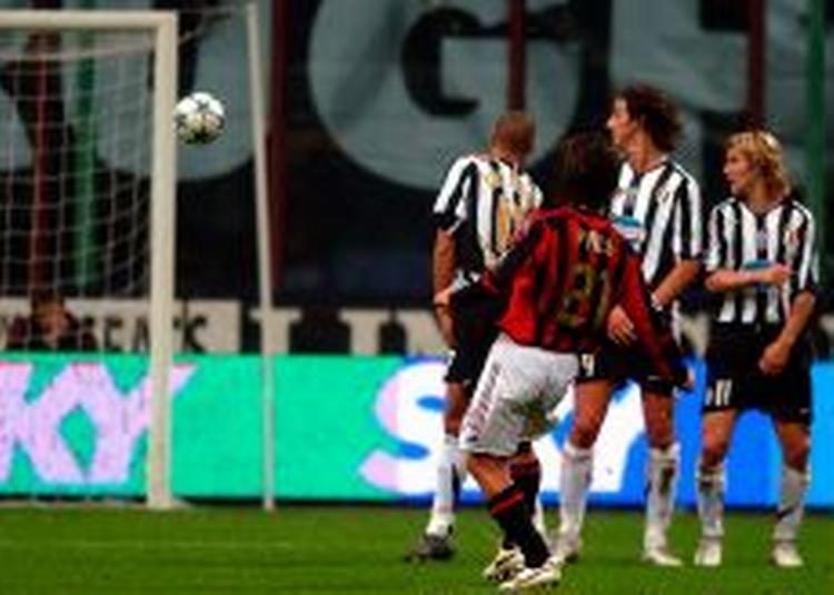 Den italienske landsholdsspiller Andrea Pirlo øger AC Milans føring til 3-0 kort inden pausen. - Foto: AP 