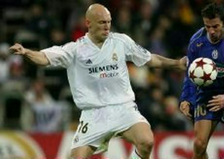Thomas Gravesen har problemer med knæet. - Foto: AP 