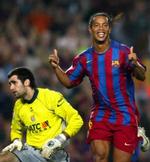 Ronaldinho fejrer ét af sine to mål over Real Sociedad. - Foto: AP 