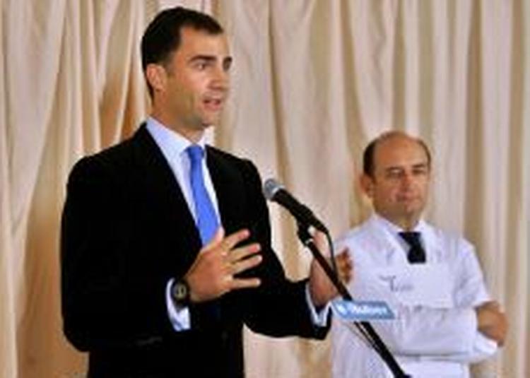 Spaniens kronprins Felipe de Bourbon har fået en lille datter, da hans kone, kronprinsesse Letizia, fødte i nat - Foto: AP 