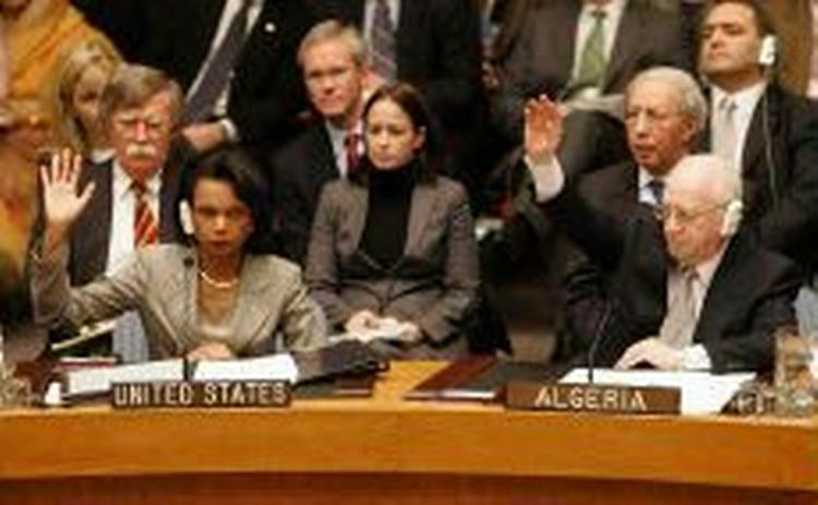 USA's udenrigsminister, Condoleezza Rice, og Algeriets ditto, Mohamed Bedjaoui, stemmer - som de øvrige medlemmer - ja til resolutionen. - Foto: AP 