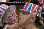 Så bliver det ikke meget mere britisk - royalt globryllup ved Windsor. - Arkivfoto: Jens Dresling 