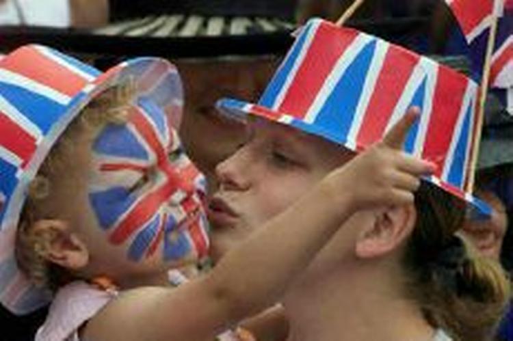Så bliver det ikke meget mere britisk - royalt globryllup ved Windsor. - Arkivfoto: Jens Dresling 