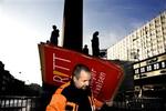 Muhammed El Khattet fra Byservice City måtte i går fjerne Ritt Bjerregaards valgplakater.   Foto: Martin Bubandt Jensen 