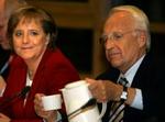 CSU's partileder, Edmund Stoiber, afstår fra en ministerpost og bringer derved regeringsforhandlingerne i fare - og Angela Merkels fremtid som kansler er nu uvis. - Foto: AP 