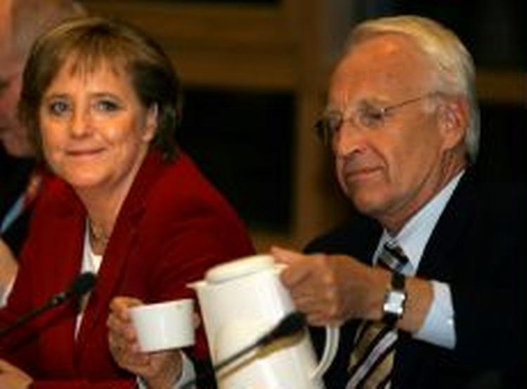 CSU's partileder, Edmund Stoiber, afstår fra en ministerpost og bringer derved regeringsforhandlingerne i fare - og Angela Merkels fremtid som kansler er nu uvis. - Foto: AP 