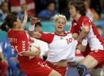 Rikke Hørlykke i kamp med det sydkoreanske forsvar under OL i 2004. Ved næste OL kan modstanderen hedde Korea. - Arkivfoto: Thomas Wilmann 