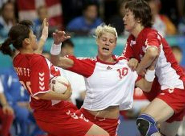 Rikke Hørlykke i kamp med det sydkoreanske forsvar under OL i 2004. Ved næste OL kan modstanderen hedde Korea. - Arkivfoto: Thomas Wilmann 