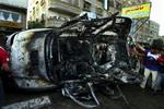 Bil ramt af det israelske luftangreb i Gaza i dag. - Foto: AP 
