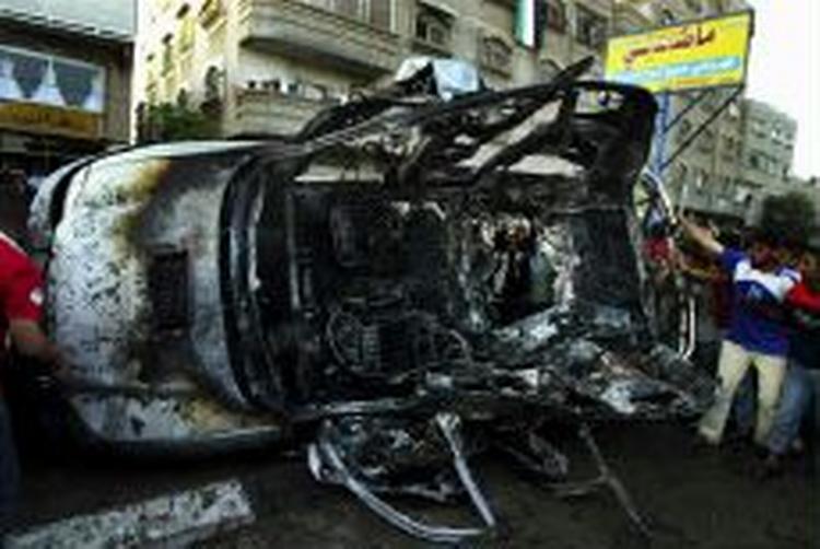 Bil ramt af det israelske luftangreb i Gaza i dag. - Foto: AP 