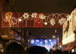 Sidste års julepynt i Regents Street i London. - Arkivfoto: AP 