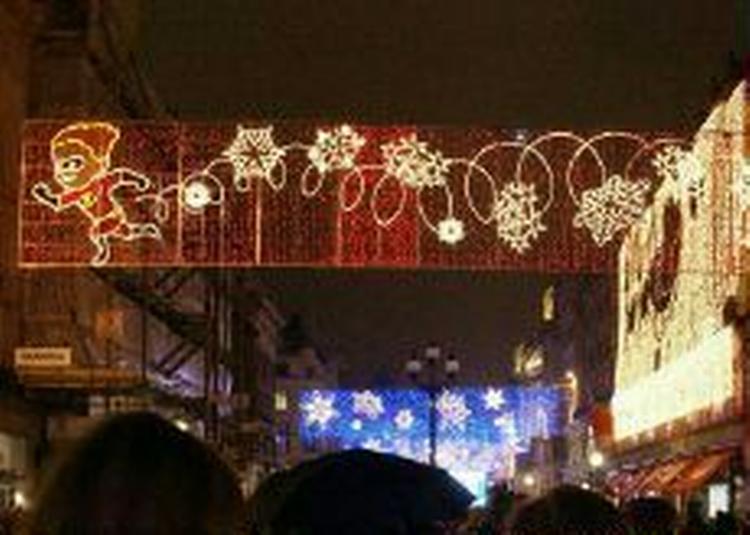 Sidste års julepynt i Regents Street i London. - Arkivfoto: AP 