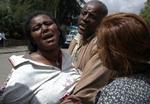 En såret kvinde føres til et hospital i Etiopiens hovedstad Addis Abeba på andendagen af kampe mellem politi og demonstranter. - Foto: AP 