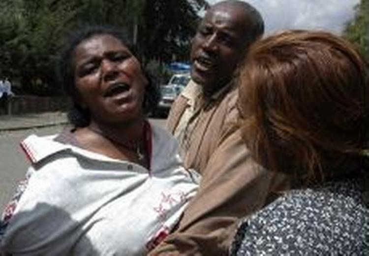 En såret kvinde føres til et hospital i Etiopiens hovedstad Addis Abeba på andendagen af kampe mellem politi og demonstranter. - Foto: AP 