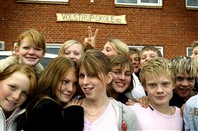 Volstrup skole i Sæby står til lukning i forbindelse med kommunesammenlægningerne. Men det skal være sværere for utilfredse forældre at oprette private skoler, mener politikerne. - Arkivfoto 