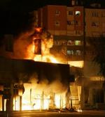 En bilforretning i forstaden Aulnay-sous-Bois i lys lue tidligt i morges. - Foto: AP 