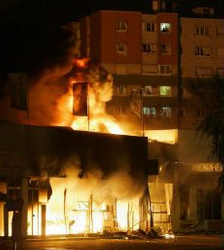 En bilforretning i forstaden Aulnay-sous-Bois i lys lue tidligt i morges. - Foto: AP 