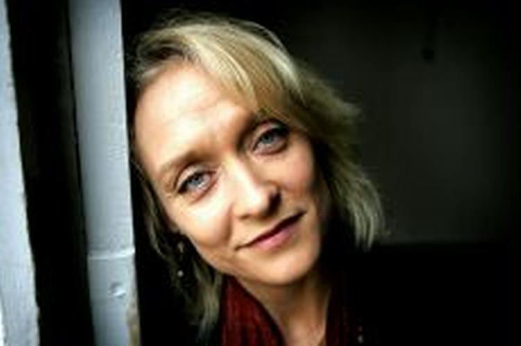 ARVELIGT. Selv om Karin Alvtegen er i familie med Astrid Lindgren og var tæt på hende i mange år, tænkte hun aldrig selv på at blive forfatter, før hun stod med et færdigt manuskript i hånden.   Foto: Jens Dresling 