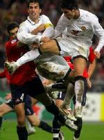 Anfører Ruud van Nistelrooy (i midten) og Cristiano Ronaldo skuffede de 5.000 medrejsende United-fans så meget, at de blev mødt med sprogets mindre pæne gloser efter kampen. - Foto: AP. 