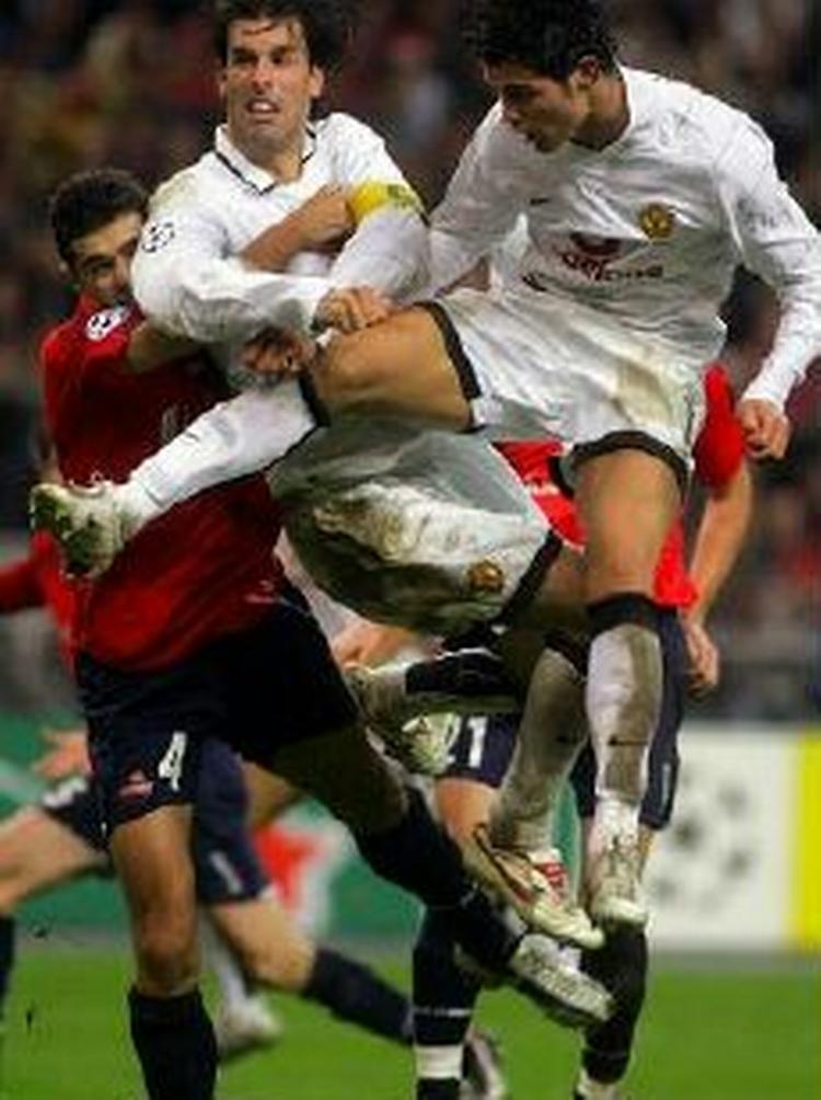 Anfører Ruud van Nistelrooy (i midten) og Cristiano Ronaldo skuffede de 5.000 medrejsende United-fans så meget, at de blev mødt med sprogets mindre pæne gloser efter kampen. - Foto: AP. 