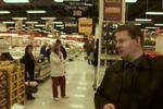 Informationschef i Dansk Supermarked Poul Guldborg (th) tror ikke på ny teknologi med selvbetjening i danske supermarkeder. - Arkivfoto: Kim Agersten 