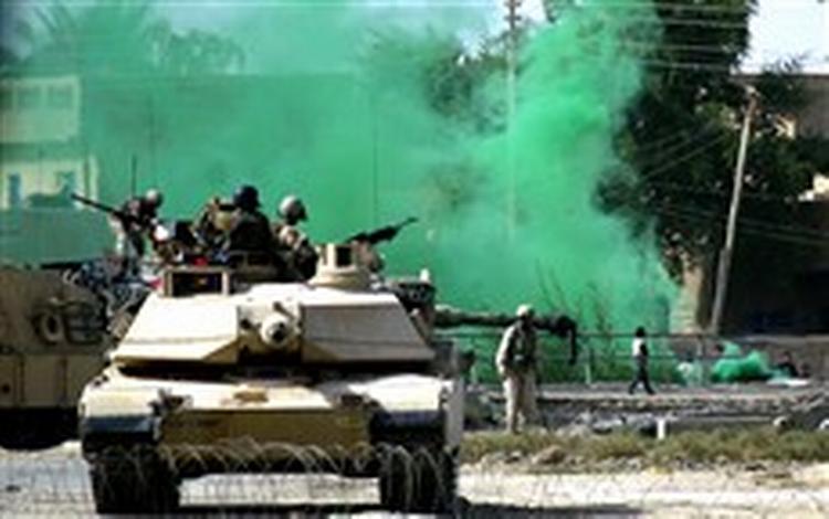 Taktikken med tunge kampvogne har ikke kunnet stoppe de irakiske selvmordsbombere. Nu overvejer USA sine muligheder. - Foto: AP 