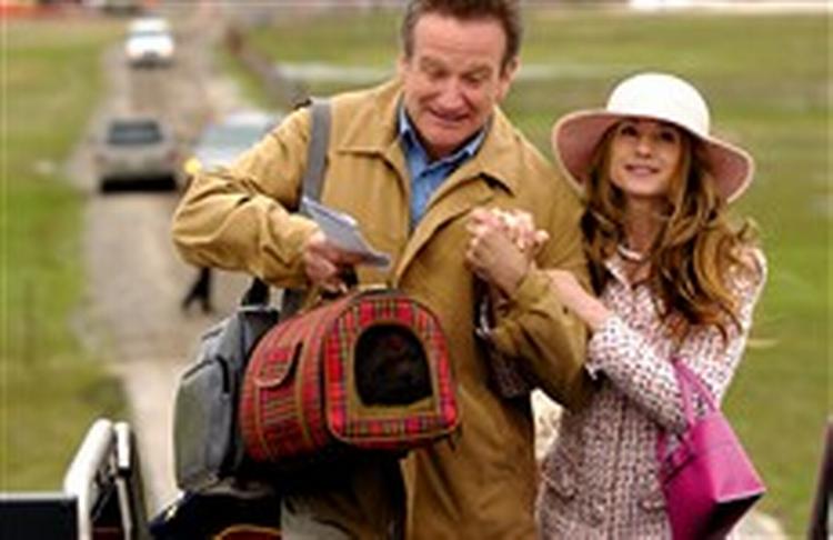 Instruktøren Mark Mylod lokker os langt ud i ødemarken og absurditeten. Ret underholdende. Her Robin Williams, Holly Hunter og hund. - Foto: Angel/Scanbox 