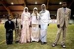 Nimo, Musa, Nadia, Absira, Hoda og Mohammed stammer fra Somalia, men er født og opvokset i Lyngby. I går fejrede familien sammen med tusinder af andre muslimer i Valby-Hallen afslutningen på Ramadanen. - Foto: Thomas Borberg 