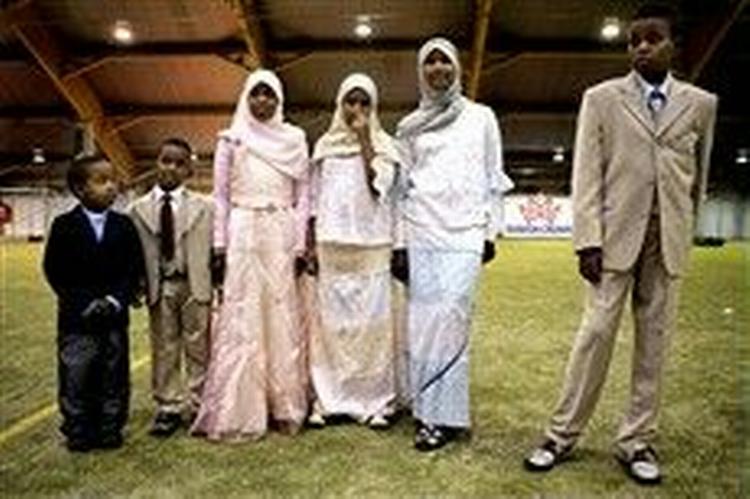 Nimo, Musa, Nadia, Absira, Hoda og Mohammed stammer fra Somalia, men er født og opvokset i Lyngby. I går fejrede familien sammen med tusinder af andre muslimer i Valby-Hallen afslutningen på Ramadanen. - Foto: Thomas Borberg 