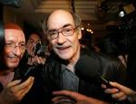 MORS BOG. Den fransk-belgiske forfatter Francois Weyergans blev belejret af pressen, da han i går vandt årets Goncourtpris for en litterær hyldest til moderen.   Foto: Michel Euler/AP 