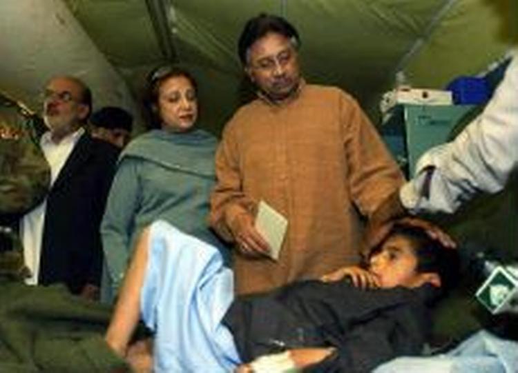 Pervez Musharraf er i Kashmir for at tilse ofrene efter jordskælvet. - Foto: AP 