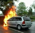 8.348 brandfarlige Peugeot 307-biler bliver i løbet af næste uge kaldt til eftersyn. Bilen på billedet er af en Peugeot 307, der brændte i sommer. - Foto: www.alarm112.dk 