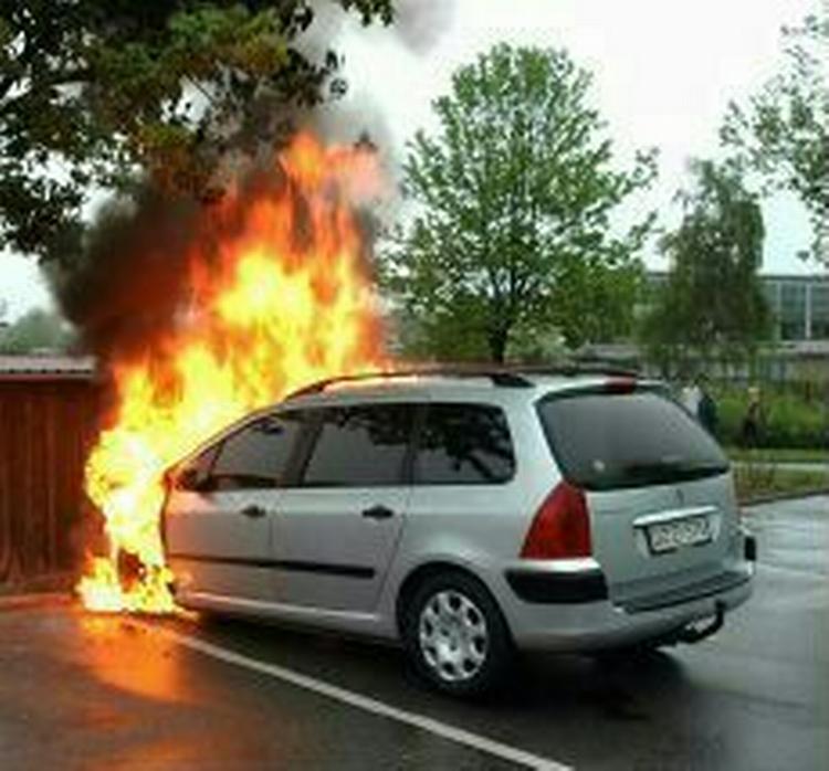 8.348 brandfarlige Peugeot 307-biler bliver i løbet af næste uge kaldt til eftersyn. Bilen på billedet er af en Peugeot 307, der brændte i sommer. - Foto: www.alarm112.dk 