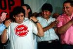 Den argentinske fodbold-legende Maradona fører an i store demonstrationer mod USA's præsident Bush før topmødet mellem staterne i Nord- og Sydamerika. - Foto: AP 