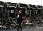 I løbet af natten blev mere end 500 biler stukekt i brand i Paris. Deriblandt de 27 busser, som ses på billedet. - Foto: AP 