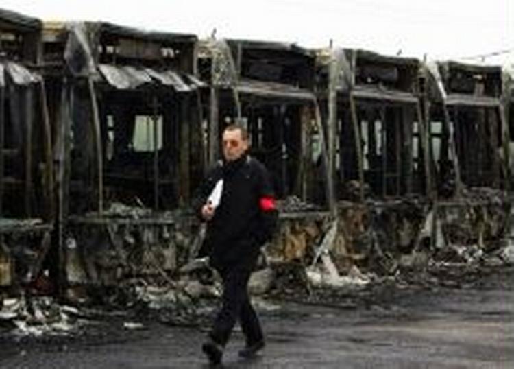 I løbet af natten blev mere end 500 biler stukekt i brand i Paris. Deriblandt de 27 busser, som ses på billedet. - Foto: AP 