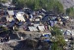Neelam-dalen i det jordskælvsramte Kashmir er afsondret fra den omgivende verden. Det frygtes, at vinteren vil slå op mod 200.000 ihjel, da der ikke er telte til særlig mange mennesker. - Foto: AP 