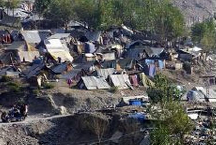 Neelam-dalen i det jordskælvsramte Kashmir er afsondret fra den omgivende verden. Det frygtes, at vinteren vil slå op mod 200.000 ihjel, da der ikke er telte til særlig mange mennesker. - Foto: AP 