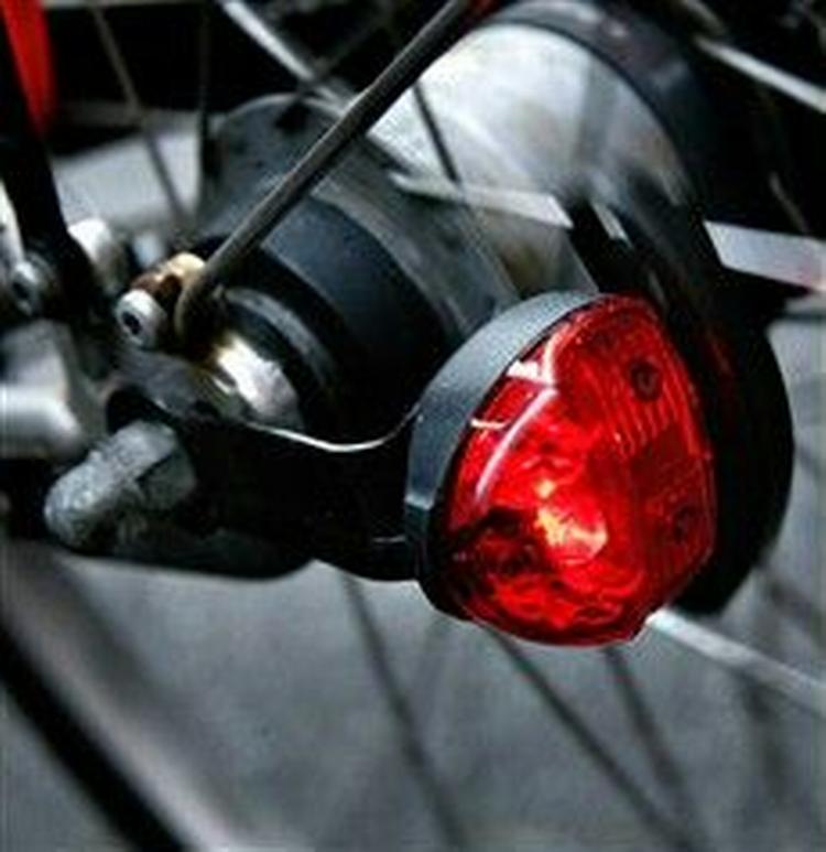 En ny magnetisk dynamo-lygte giver færre uheld for cyklister. - Foto: Jacob Ehrbahn 