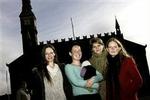 SDe er parat til at indtage Københavns Rådhus, hvor de bl.a. med et fælles ligestillingsprogram. Fra venstre Signe Goldmann, 33, Lotte Thiim Bertelsen, 29, med to uger gamle Edith, Camilla Burgwald, 27, og Ninna Thomsen, 29.   Foto: Thomas Borberg 
