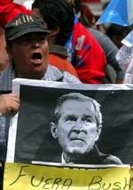 Det kom til optøjer i Buenos Aires før topmødet, hvor præsident Bush skulle deltage. - Foto: AP 