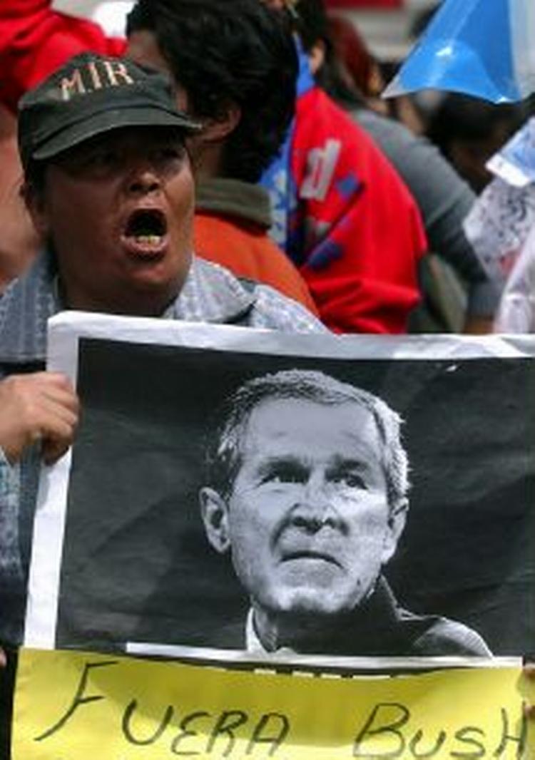 Det kom til optøjer i Buenos Aires før topmødet, hvor præsident Bush skulle deltage. - Foto: AP 