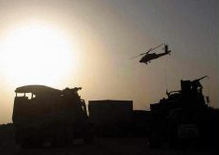 En Apache helikopter er klar til at give luftstøtte til tropper på jorden i 'Operation Ståltæppe'. - Foto: AP 